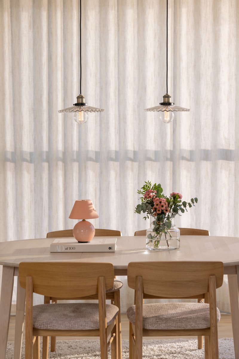 Cobbler Ø25 Gennemsigtig loftslampe Fra Globen Lighting - Lampen har en 120 cm lang sort tekstilledning og en sort loftskop i plastik.