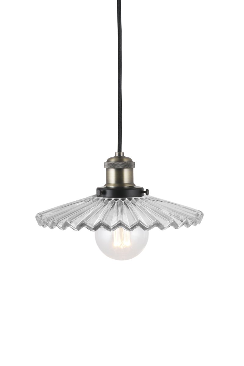 Cobbler Ø25 Gennemsigtig loftslampe Fra Globen Lighting - Lampen har en 120 cm lang sort tekstilledning og en sort loftskop i plastik.