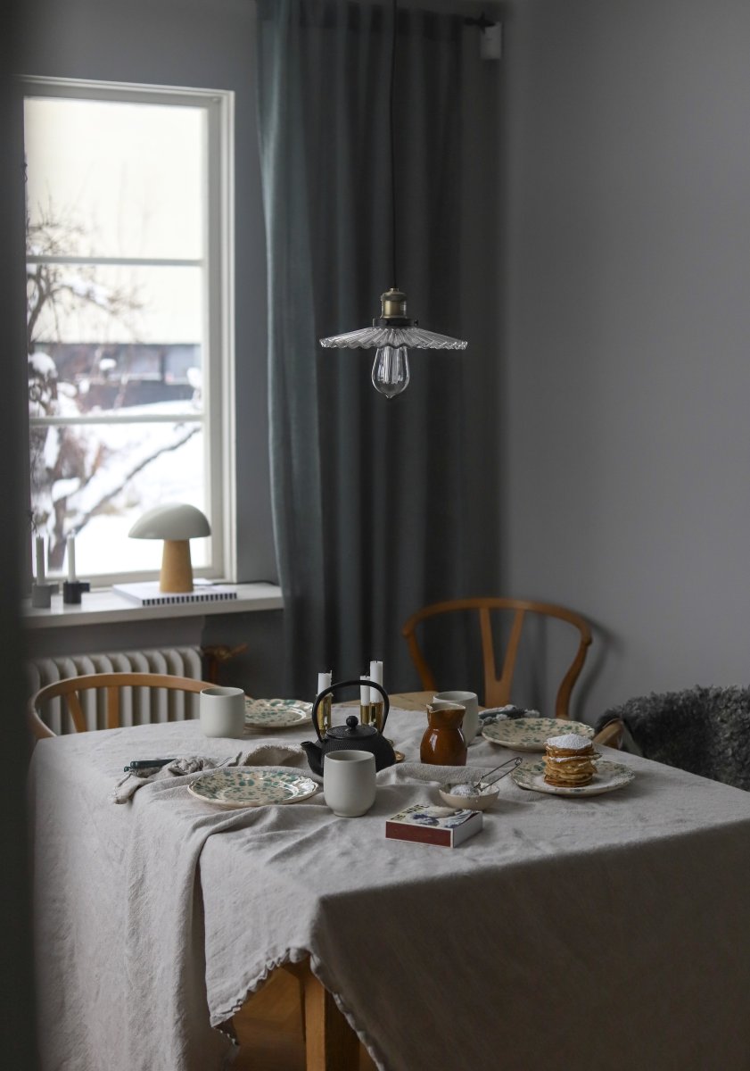 Cobbler Ø25 Gennemsigtig loftslampe Fra Globen Lighting - Lampen har en 120 cm lang sort tekstilledning og en sort loftskop i plastik.