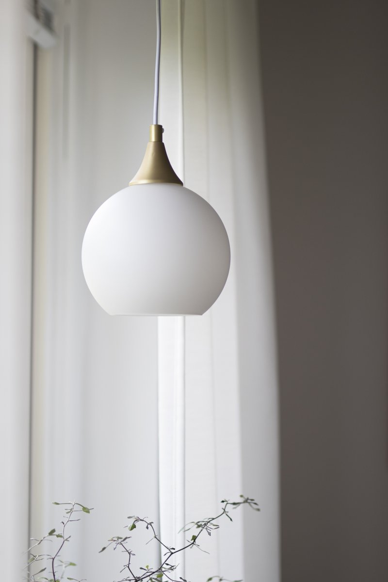 Bowl Ø15 Hvid vindueslampe Fra Globen Lighting - Lille elegant glaspendel med detaljer i b&oslash;rstet messing.