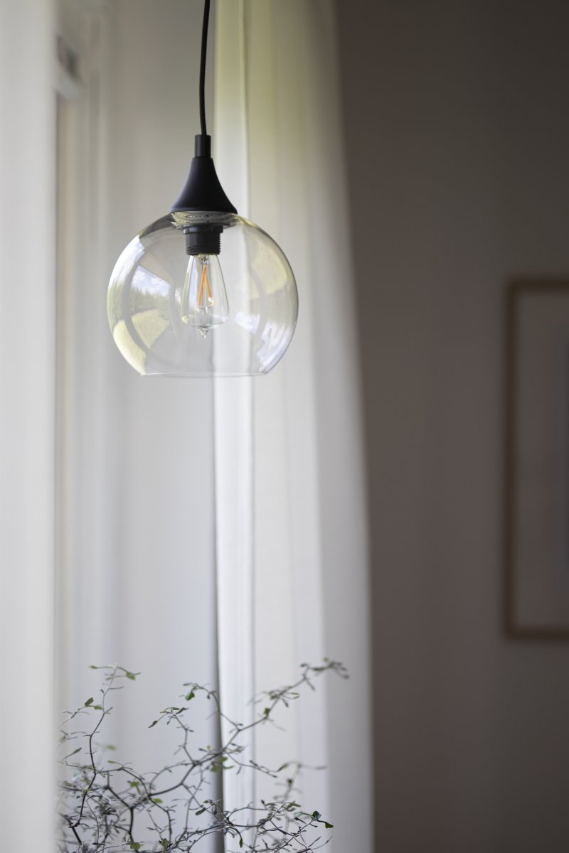 Bowl Ø15 Gennemsigtig vindueslampe Fra Globen Lighting - Leveres med en 350 cm sort tekstilledning med afbryder og stik.