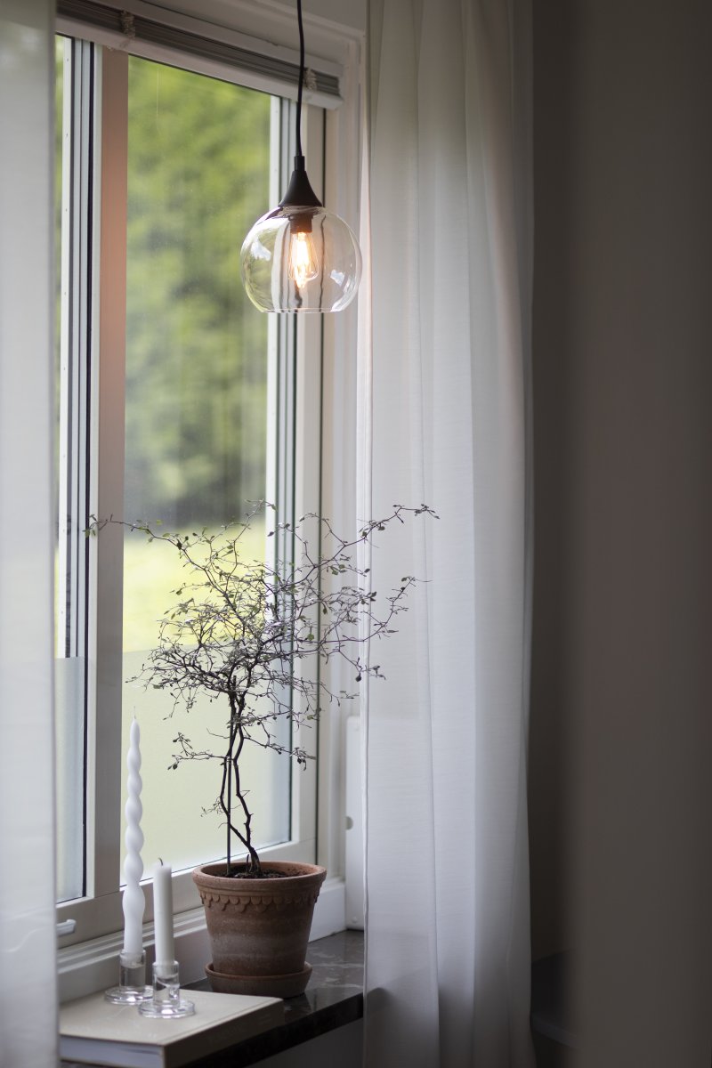 Bowl Ø15 Gennemsigtig vindueslampe Fra Globen Lighting - Leveres med en 350 cm sort tekstilledning med afbryder og stik.