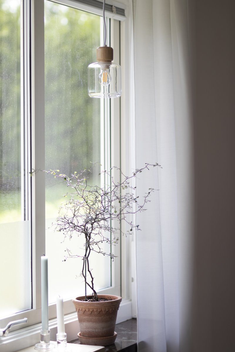 DOT Ø10 Gennemsigtig vindueslampe Fra Globen Lighting - Leveres med en 3,5 m tekstilledning med afbryder og stik.