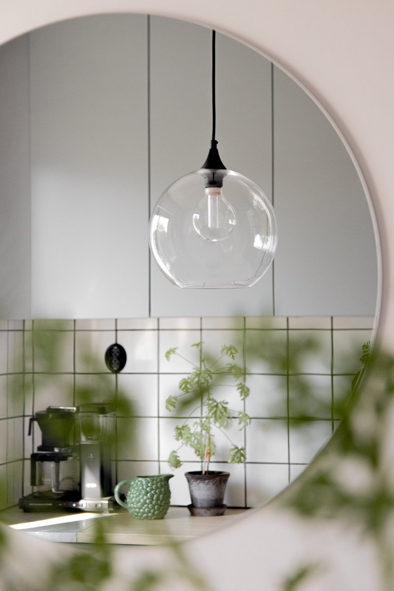 Bowl Ø28 Klar loftslampe Fra Globen Lighting - Vedhæng i klart glas med detaljer i matsort metal.