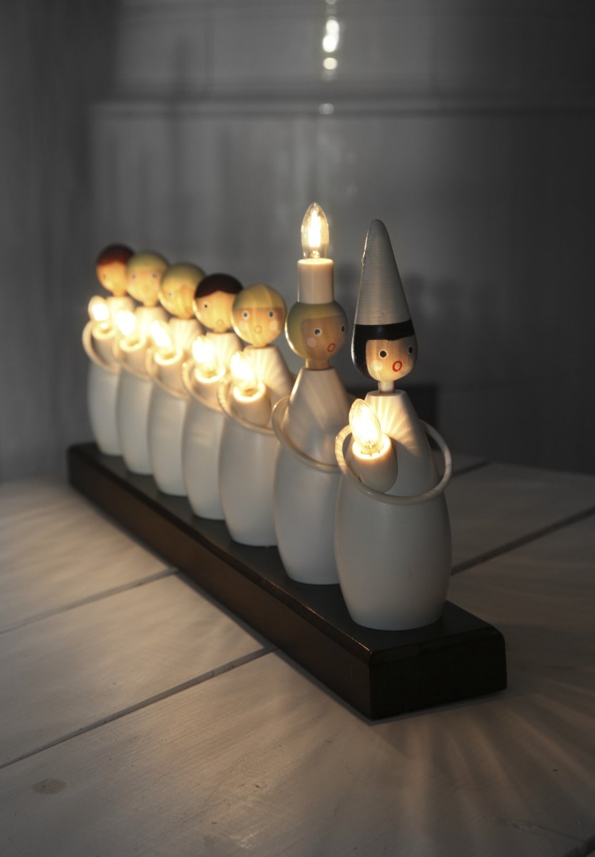 Lucia Choir Hvid Fra Star Trading - Pynt til Lucia og advent, lysestagerne giver en fantastisk dejlig julestemning i b&aring;de vinduer og p&aring; vinduerne.