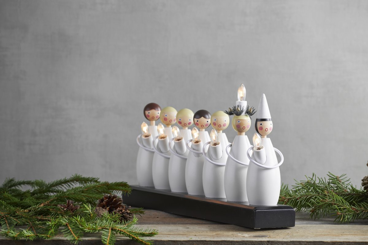 Lucia Choir Hvid Fra Star Trading - Pynt til Lucia og advent, lysestagerne giver en fantastisk dejlig julestemning i b&aring;de vinduer og p&aring; vinduerne.