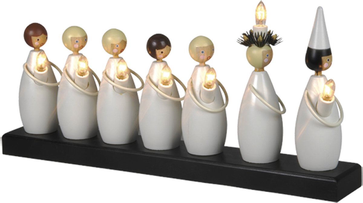 Lucia Choir Hvid Fra Star Trading - Pynt til Lucia og advent, lysestagerne giver en fantastisk dejlig julestemning i b&aring;de vinduer og p&aring; vinduerne.