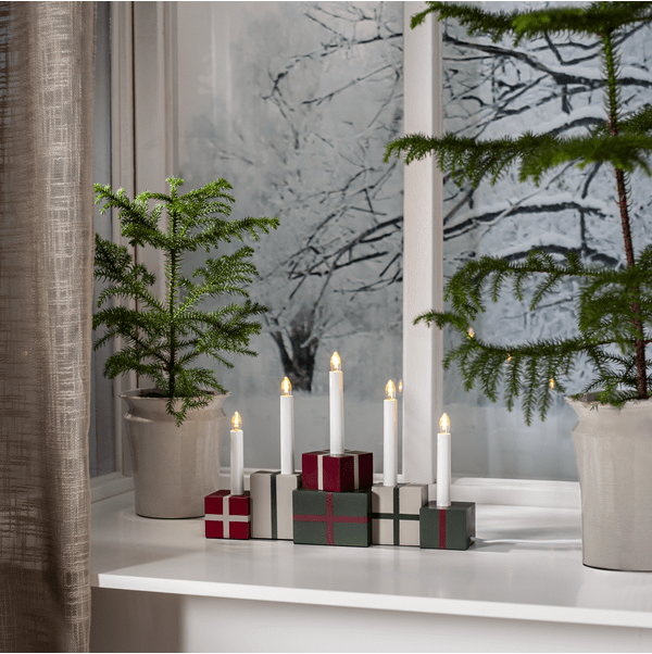 Christmas Gifts Flerfarvet Fra Star Trading - Lysestagen er flot fra alle vinkler og skaber en hyggelig stemning.