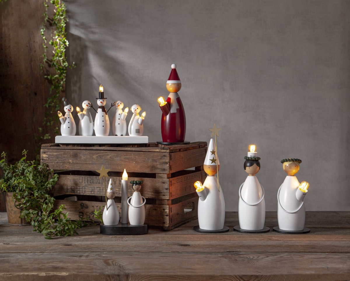 Snowman Hvid Fra Star Trading - Placer den i et vindue, p&aring; en hylde eller og p&aring; en sk&aelig;nk.