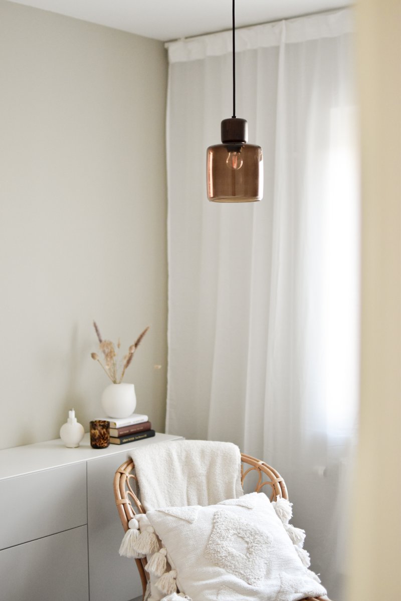 DOT Ø15 Brun loftslampe Fra Globen Lighting - DOT, designet af Roger Persson, er inspireret af en glasflaske med et dekorativt l&aring;g.