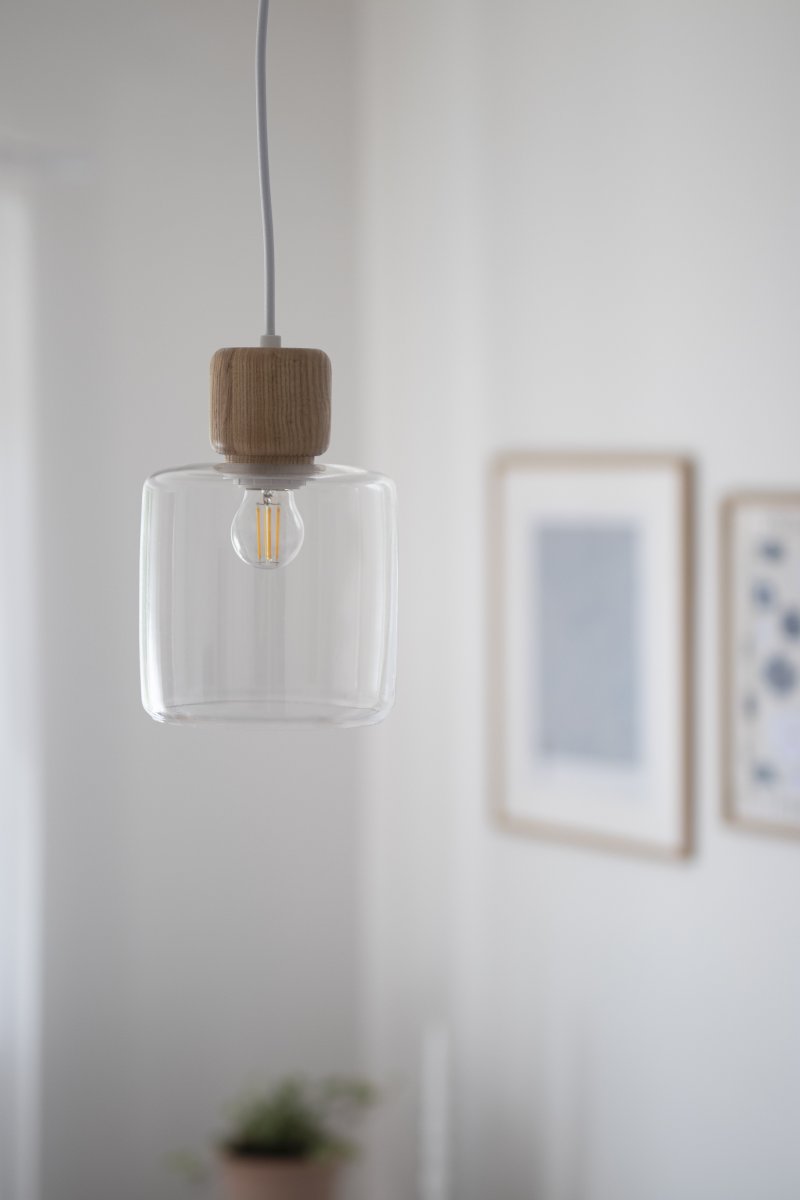 DOT Ø15 Gennemsigtig loftslampe Fra Globen Lighting - DOT, designet af Roger Persson, er inspireret af en glasflaske med et dekorativt låg.