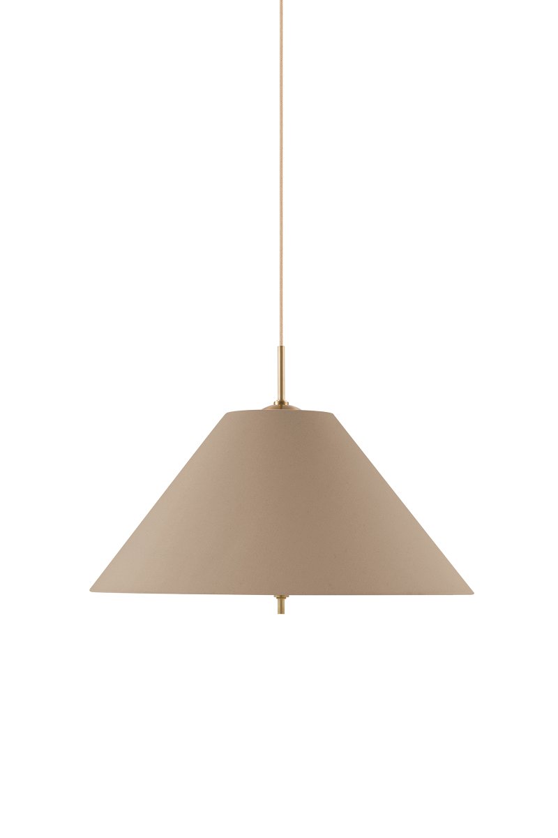 Iris Ø50 Brun loftslampe Fra Globen Lighting - Iris er en elegant loftspendel i jern med messingfinish og en håndlavet tekstilskærm i brun bomuld.