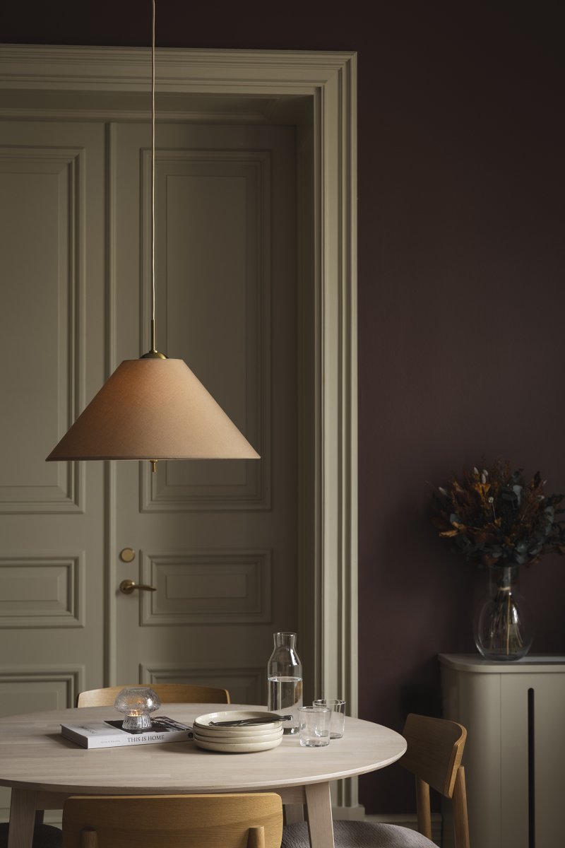 Iris Ø50 Brun loftslampe Fra Globen Lighting - Iris er en elegant loftspendel i jern med messingfinish og en håndlavet tekstilskærm i brun bomuld.