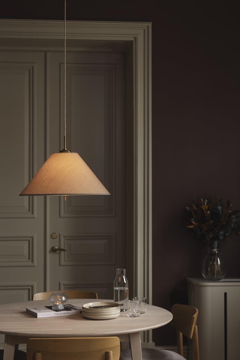 Iris Ø50 Brun loftslampe Fra Globen Lighting - Iris er en elegant loftspendel i jern med messingfinish og en håndlavet tekstilskærm i brun bomuld.