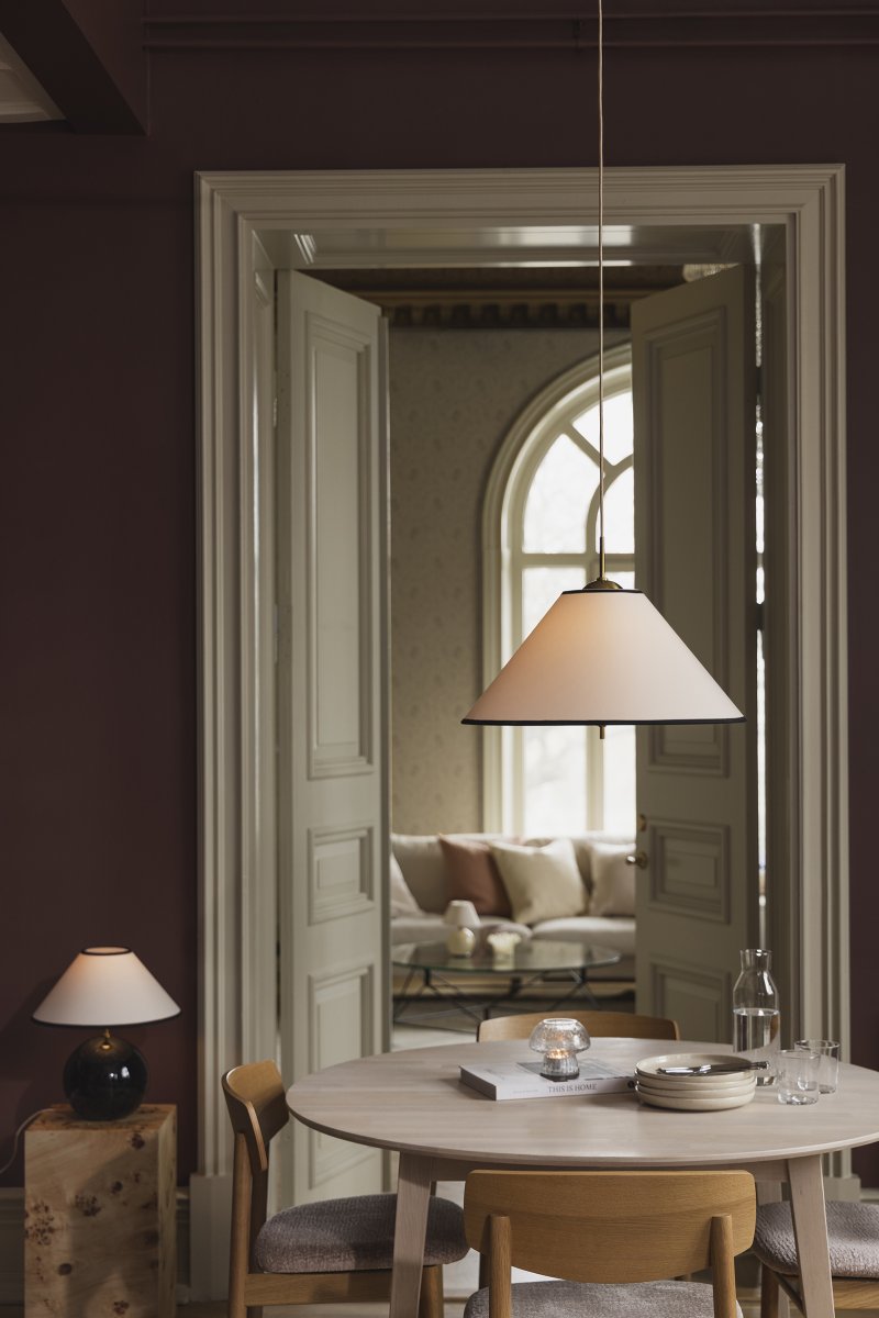 Iris Ø50 Cremet hvid loftslampe Fra Globen Lighting - Iris er en elegant loftspendel i jern med messingfinish og en håndlavet tekstilskærm i cremefarvet bomuld.