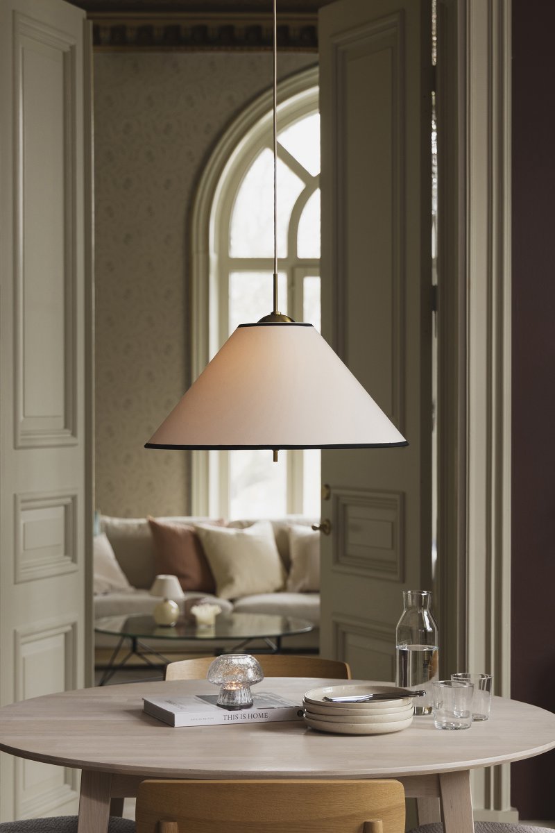 Iris Ø50 Cremet hvid loftslampe Fra Globen Lighting - Iris er en elegant loftspendel i jern med messingfinish og en håndlavet tekstilskærm i cremefarvet bomuld.