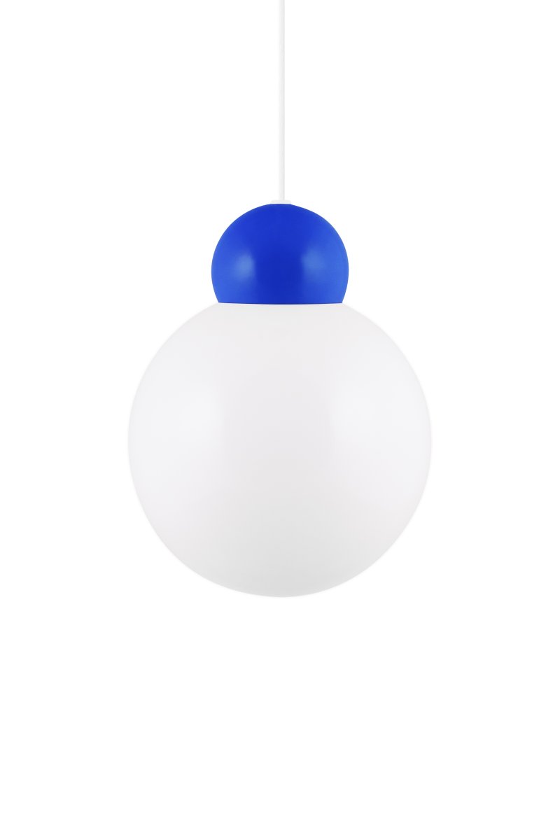 Ripley Ø25 Blå loftslampe Fra Globen Lighting - Lampen er lavet af metal og har en glassk&aelig;rm i opalhvidt glas, der spreder et flot lys i rummet.