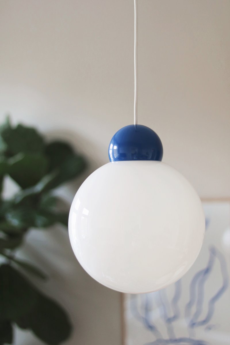 Ripley Ø25 Blå loftslampe Fra Globen Lighting - Lampen er lavet af metal og har en glassk&aelig;rm i opalhvidt glas, der spreder et flot lys i rummet.