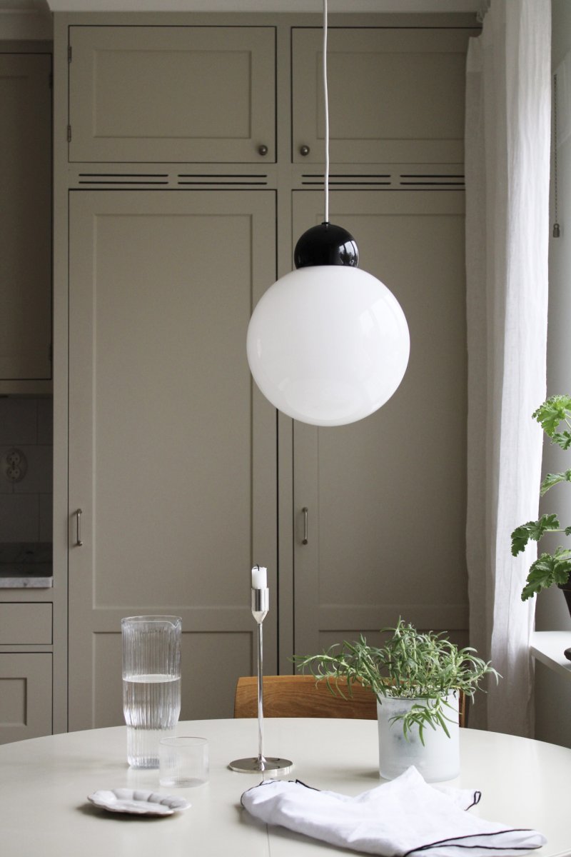 Ripley Ø25 Sort loftslampe Fra Globen Lighting - Lampen er lavet af metal og har en glassk&aelig;rm i opalhvidt glas, der spreder et flot lys i rummet.