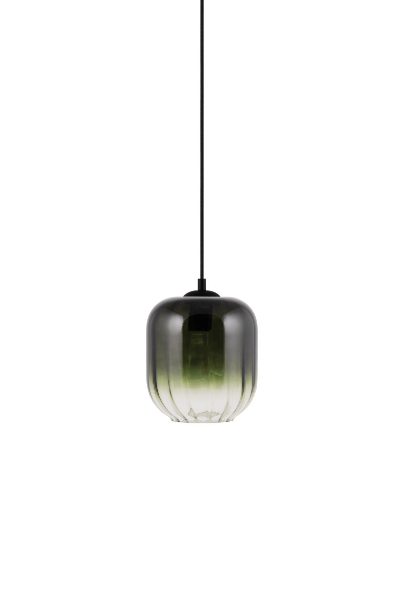 Haze Ø18 Grøn loftslampe Fra Globen Lighting - Haze er en smuk pendellampe med et mundblæst glas, der er riflet på indersiden, hvilket skaber et smukt lysspil, når lampen er tændt.