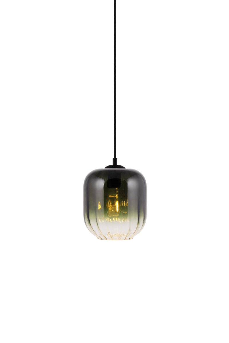 Haze Ø18 Grøn loftslampe Fra Globen Lighting - Haze er en smuk pendellampe med et mundblæst glas, der er riflet på indersiden, hvilket skaber et smukt lysspil, når lampen er tændt.