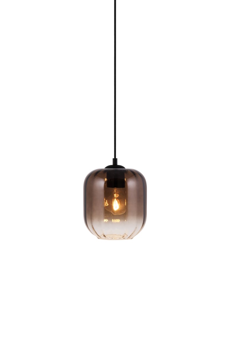Haze Ø18 Brun loftslampe Fra Globen Lighting - Haze er en smuk pendellampe med et mundblæst glas, der er riflet på indersiden, hvilket skaber et smukt lysspil, når lampen er tændt.