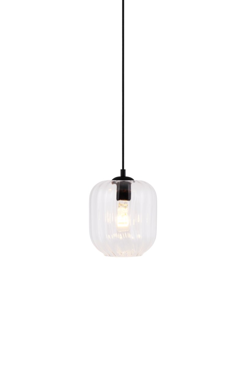Haze Ø18 Gennemsigtig loftslampe Fra Globen Lighting - Haze er en smuk pendellampe med mundblæst glas, der er riflet på indersiden, hvilket skaber et smukt lysspil, når lampen er tændt.
