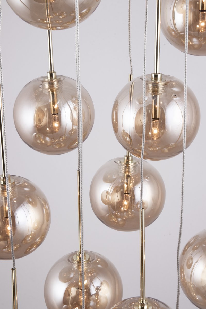 Skyfall Ø30 Rav loftslampe Fra Globen Lighting - Skyfall er en smuk loftlampe med tolv ledninger med glaskupler, der kan justeres mellem en samlet højde på 33-213 cm.