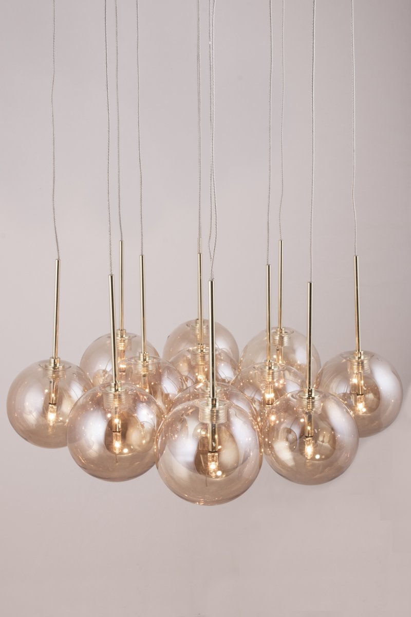Skyfall Ø30 Rav loftslampe Fra Globen Lighting - Skyfall er en smuk loftlampe med tolv ledninger med glaskupler, der kan justeres mellem en samlet højde på 33-213 cm.