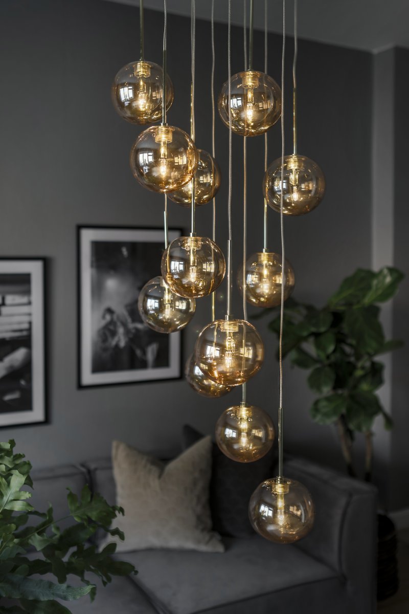 Skyfall Ø30 Rav loftslampe Fra Globen Lighting - Skyfall er en smuk loftlampe med tolv ledninger med glaskupler, der kan justeres mellem en samlet højde på 33-213 cm.