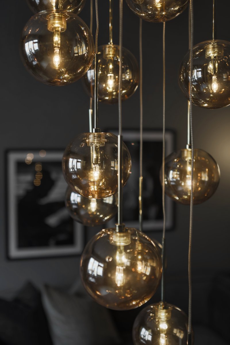 Skyfall Ø30 Rav loftslampe Fra Globen Lighting - Skyfall er en smuk loftlampe med tolv ledninger med glaskupler, der kan justeres mellem en samlet højde på 33-213 cm.