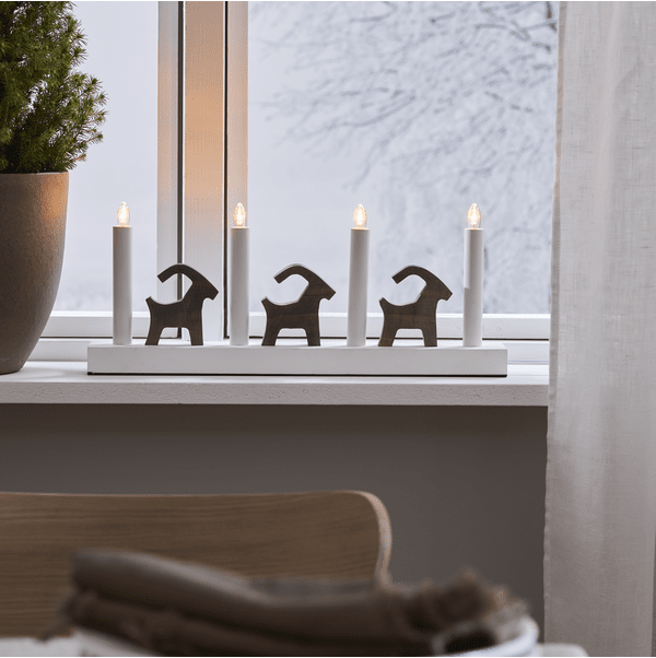 Bruse Hvid Fra Star Trading - Lyser flot op med fire LED-lys og skaber en dejlig julestemning og en dejlig atmosf&aelig;re.