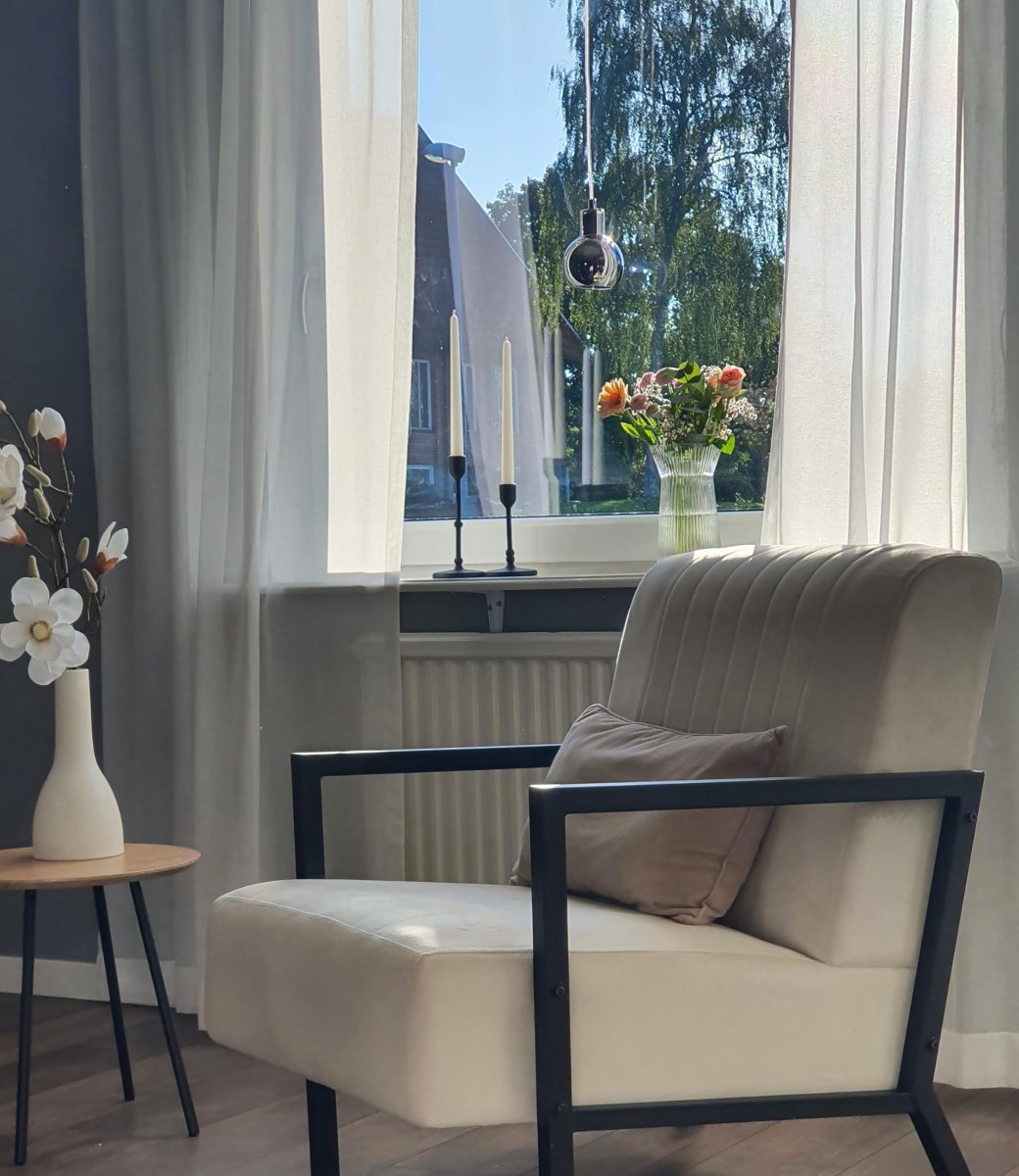 Leah Ø10 Røgfarvet vindueslampe Fra Aneta Lighting - Skærmen af røgfarvet glas giver et hyggeligt og behageligt lys, mens kromdetaljerne skaber en moderne kontrast.