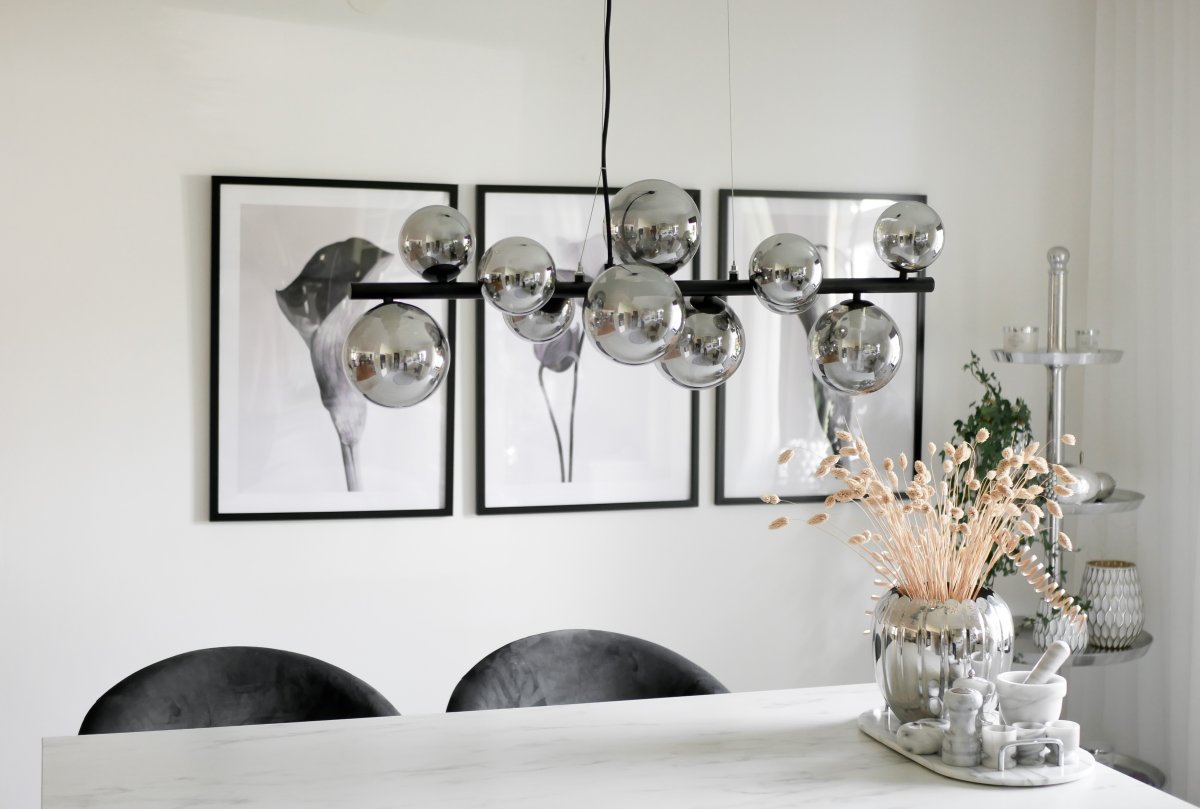 Molekyl 85cm Røg grå loftslampe Fra Aneta Lighting - Molekyl trendy loftslampe i sort metal med 11 røgglas kopper i forskellige størrelser placeret på&aring; en 85 cm lang stang.