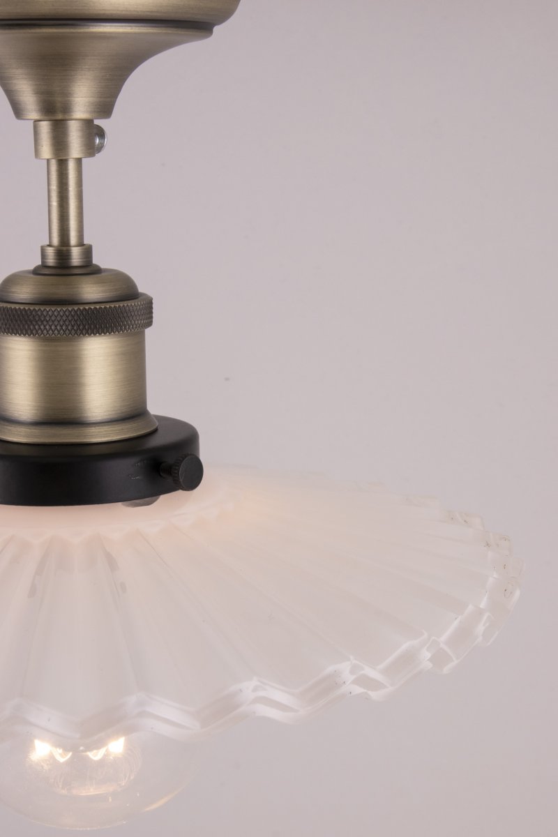 Cobbler Ø25 Hvid plafond Fra Globen Lighting - Cobbler er en ny version af en klassisk cobbler-lampe, der passer perfekt ind i en række forskellige indretningsdesigns.