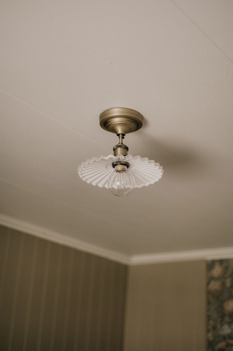 Cobbler Ø25 Hvid plafond Fra Globen Lighting - Cobbler er en ny version af en klassisk cobbler-lampe, der passer perfekt ind i en række forskellige indretningsdesigns.