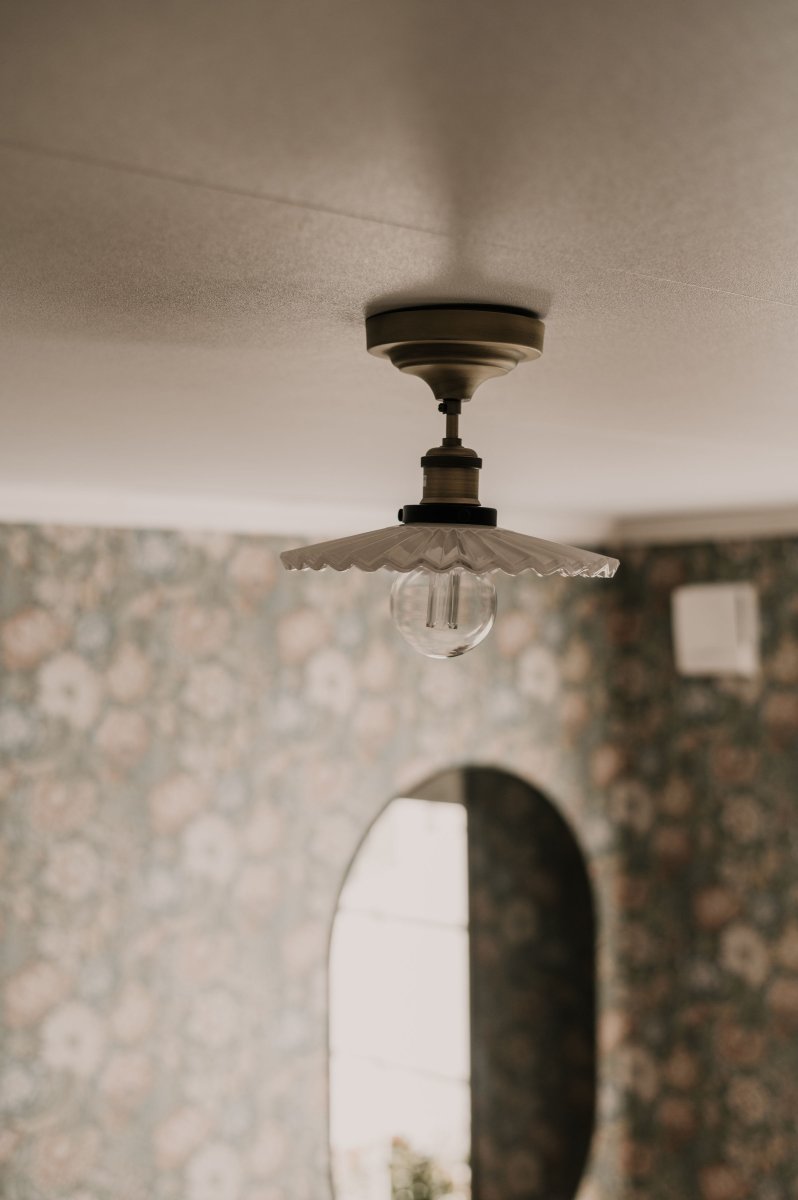 Cobbler Ø25 Hvid plafond Fra Globen Lighting - Cobbler er en ny version af en klassisk cobbler-lampe, der passer perfekt ind i en række forskellige indretningsdesigns.