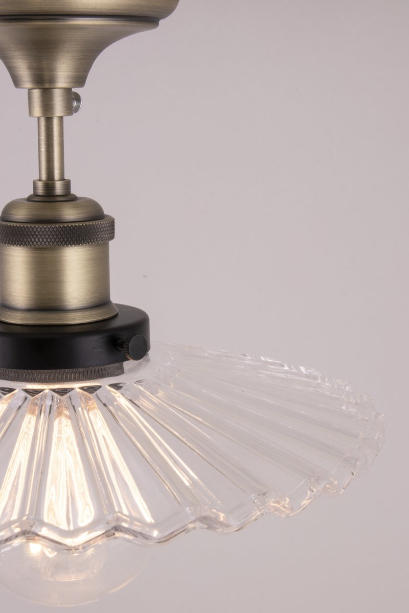 Cobbler Ø25 Gennemsigtig plafond Fra Globen Lighting - Cobbler er en ny version af en klassisk cobbler-lampe, der passer perfekt ind i en række forskellige indretningsdesigns.