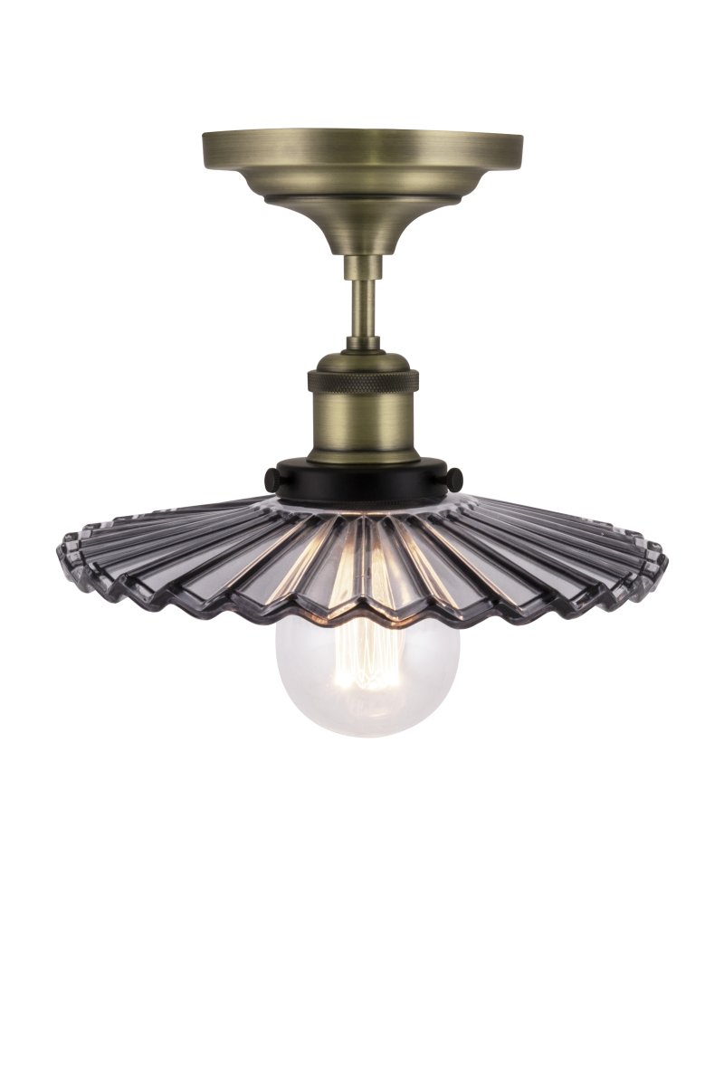 Cobbler Ø25 Røgfarvet plafond Fra Globen Lighting - Cobbler er en ny version af en klassisk cobbler-lampe, der passer perfekt ind i en række forskellige indretningsdesigns.
