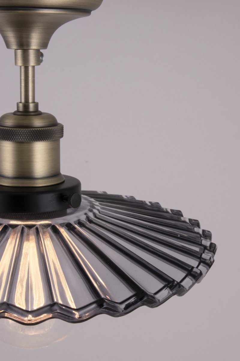 Cobbler Ø25 Røgfarvet plafond Fra Globen Lighting - Cobbler er en ny version af en klassisk cobbler-lampe, der passer perfekt ind i en række forskellige indretningsdesigns.