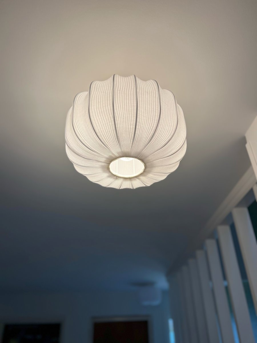 Madame Ø33 Hvid plafond Fra Aneta Lighting - Ser godt ud i sovev&aelig;relset, men kan ogs&aring; nemt placeres i andre rum.