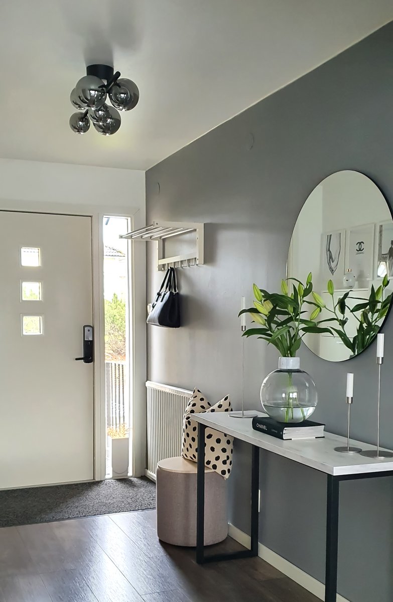 Molekyl 58cm Røg grå plafond Fra Aneta Lighting - Molekyle trendy plafond i sort metal med 7 røgede glaskupler i forskellige størrelser placeret på&aring; en 58 cm lang stang.