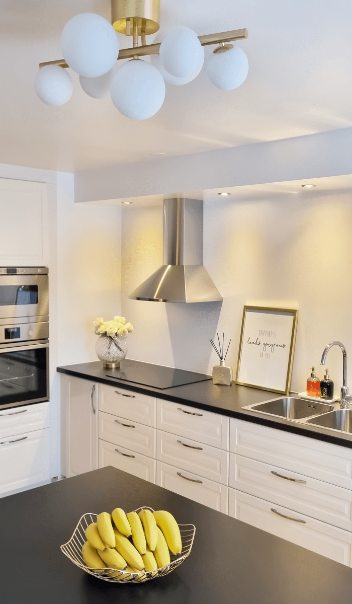 Molekyl 58cm Mat messing plafond Fra Aneta Lighting - Molekyle trendy plafond i mat messing med 7 opalhvide glaskupler i forskellige størrelser placeret på en 58 cm lang stang.