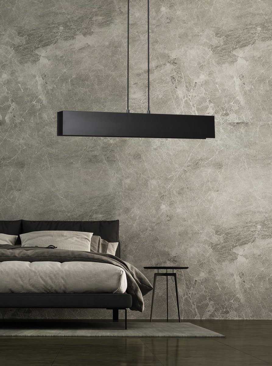 Gentor 72cm Sort loftslampe Fra Emibig Lighting - Gentor er en minimalistisk loftslampe med en bl&oslash;d, geometrisk form &ndash; Et fremragende valg for dem, der s&aelig;tter pris p&aring; enkelt design, men samtidig &oslash;nsker at skabe et unikt interi&oslash;r.
