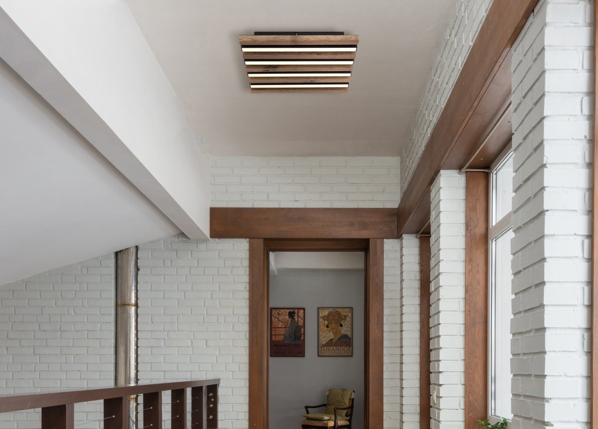 Hayden 30cm Træ plafond Fra Globo Lighting - Den kvadratiska plafonden Hayden &ouml;vertalar med sin moderna akustikpanel-look och bidrar med en h&auml;rlig ljusspridning i rummet.