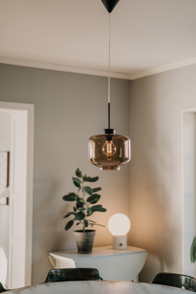 Ritz Ø25 Brun loftslampe Fra Globen Lighting - Ritz er en pendellampe med en klassisk form og en lille st&oslash;rrelse, der ser lige s&aring; godt ud alene som i en r&aelig;kke over et spisebord.