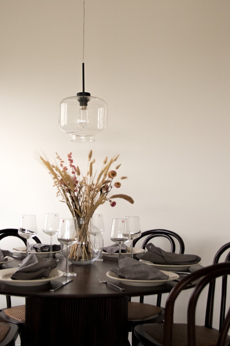 Ritz Ø25 Gennemsigtig loftslampe Fra Globen Lighting - Ritz er en pendellampe med en klassisk form og en lille st&oslash;rrelse, der ser lige s&aring; godt ud alene som i en r&aelig;kke over et spisebord.