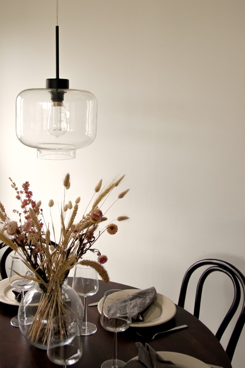 Ritz Ø25 Gennemsigtig loftslampe Fra Globen Lighting - Ritz er en pendellampe med en klassisk form og en lille st&oslash;rrelse, der ser lige s&aring; godt ud alene som i en r&aelig;kke over et spisebord.