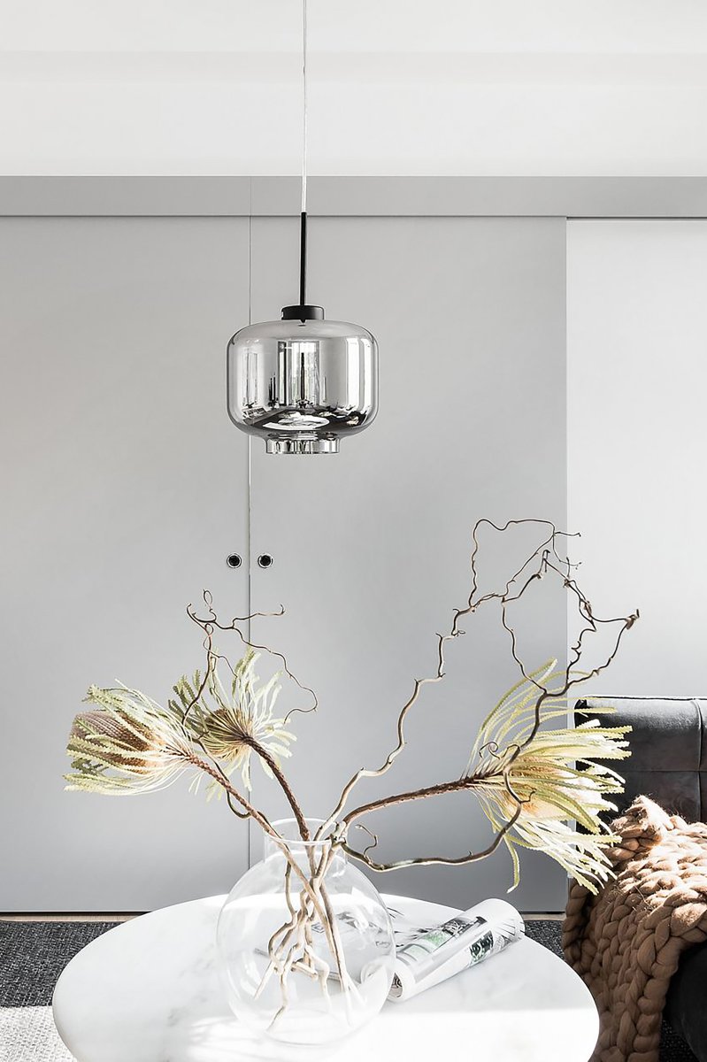 Ritz Ø25 Røgfarvet loftslampe Fra Globen Lighting - Ritz er en pendellampe med en klassisk form og en lille st&oslash;rrelse, der ser lige s&aring; godt ud alene som i en r&aelig;kke over et spisebord.