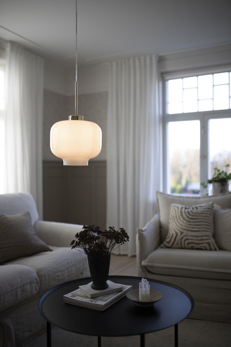 Ritz Ø25 Hvid loftslampe Fra Globen Lighting - Ritz er en pendellampe med en klassisk form og en lille st&oslash;rrelse, der ser lige s&aring; godt ud alene som i en r&aelig;kke over et spisebord.